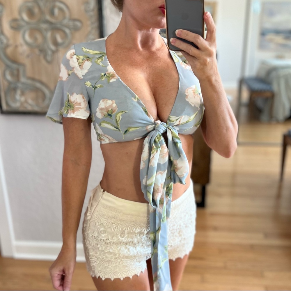 NWOT Latiste Light Blue Floral Tie-Up Crop Top